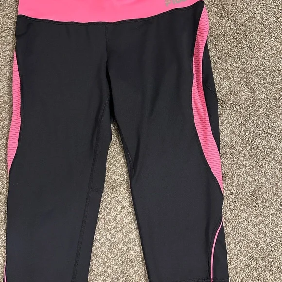 Women’s FILA work out capris - Picture 5 of 5